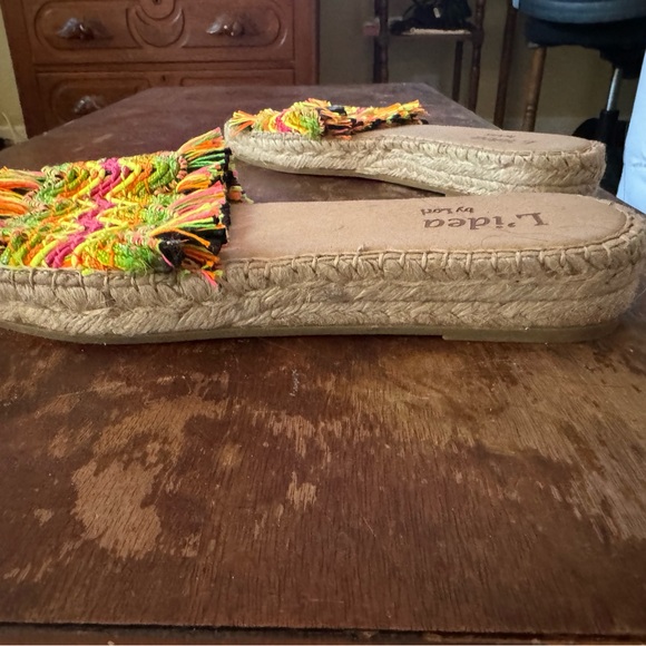 Size 39 L’idea by Lori colorful woven and rope slides with fringe - Picture 4 of 10